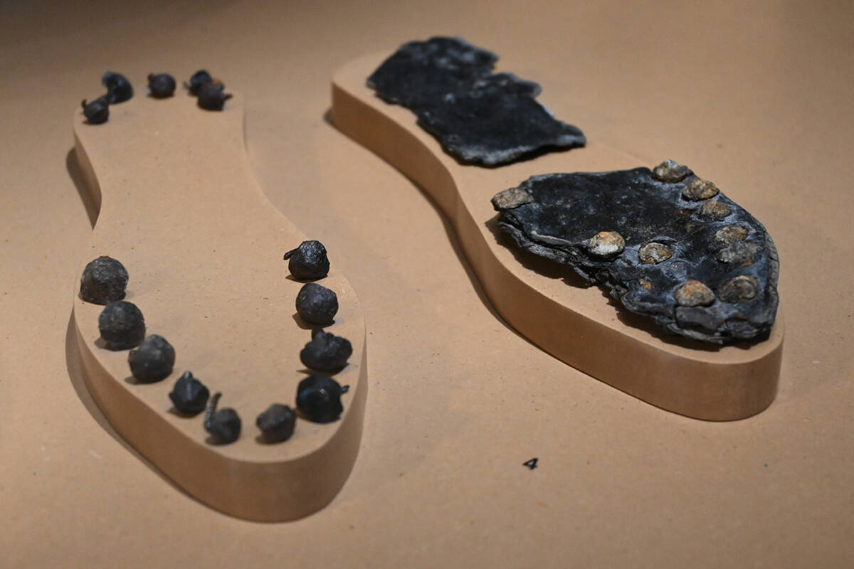 Römische Schuhnägel und Ledersohle aus Oberstimm.