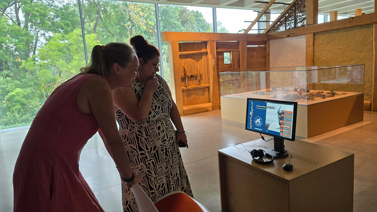 Gabriela Thummerer und Friederike Kranig begutachten die Installation der Ausstellung auf einem PC in der Manchinger Dauerausstellung.
