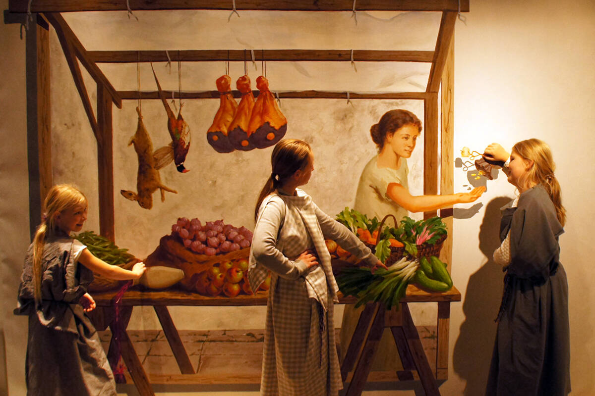 Kinder in der Ausstellung »schnappschuss«, hier an einem Marktstand.
