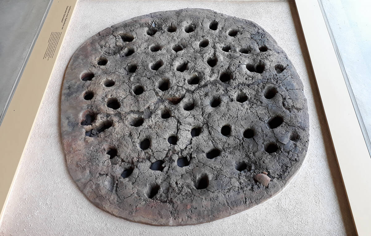 Tatsächlich handelt es sich bei diesem Objekt um die Lochtenne eines keltischen Töpferofens, der in Osterhofen-Schmiedorf (Lkr. Deggendorf) gefunden wurde.