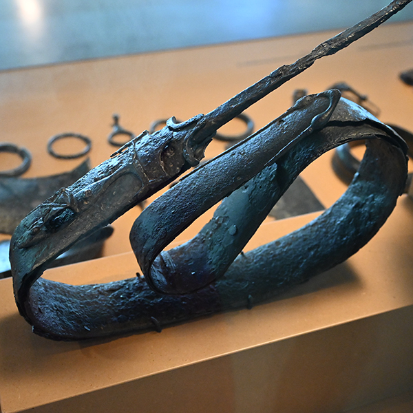 Gefaltetes Keltenschwert aus München-Obermenzing · © krm manching / Foto: Henrike Wachsmuth