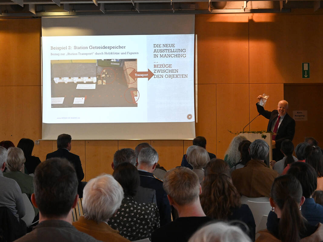 Thomas Kurtz von Mules of Marius erläutert das Ausstellungskonzept.