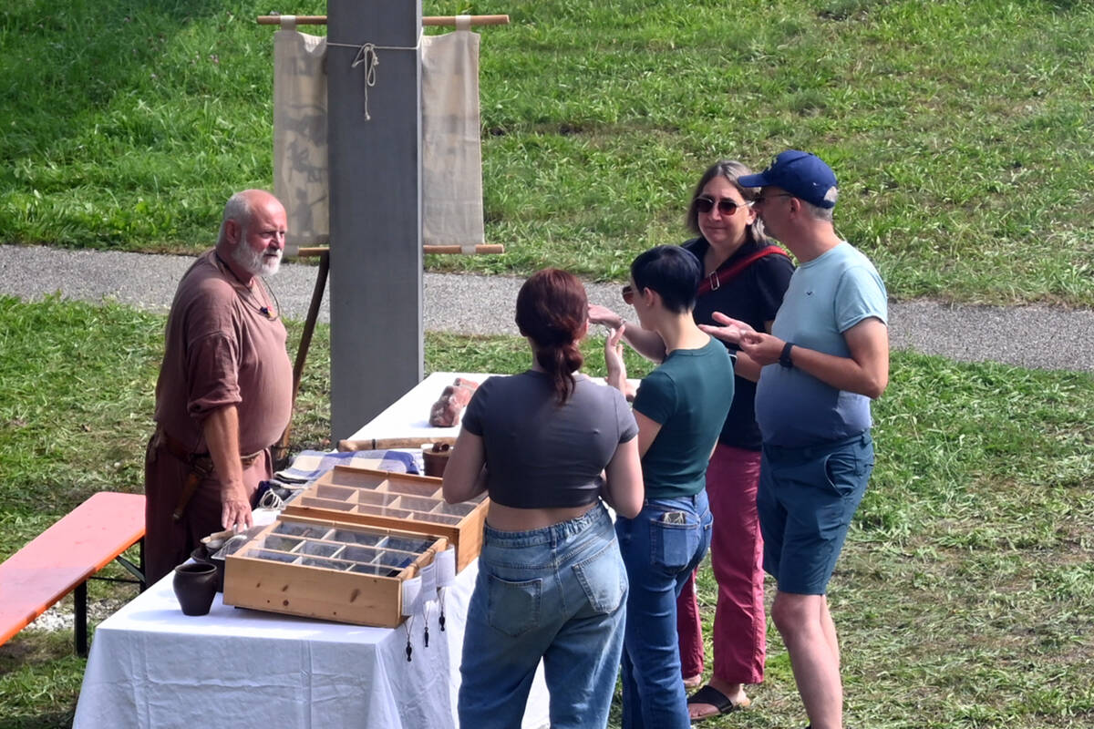 An einem Infotisch konnten die Gäste Näheres zur Bedeutung des Salzes für Ernährung, Konservierung und Handel erfahren.