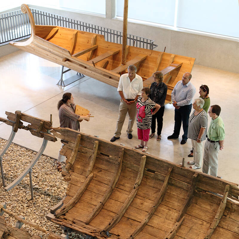 Führung einer Erwachsenengruppe durch die Römerabteilung des Museums.