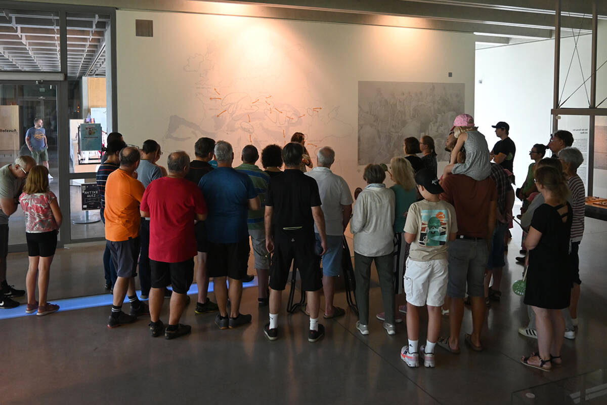 Um 10:30 Uhr startete eine Familienführung durch die Dauerausstellung des kelten römer museums.