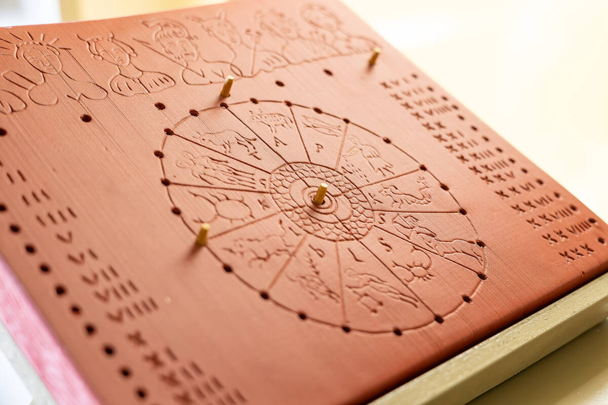 Replik eines römischen Steckkalenders aus den Beständen des Würzburger Museums.