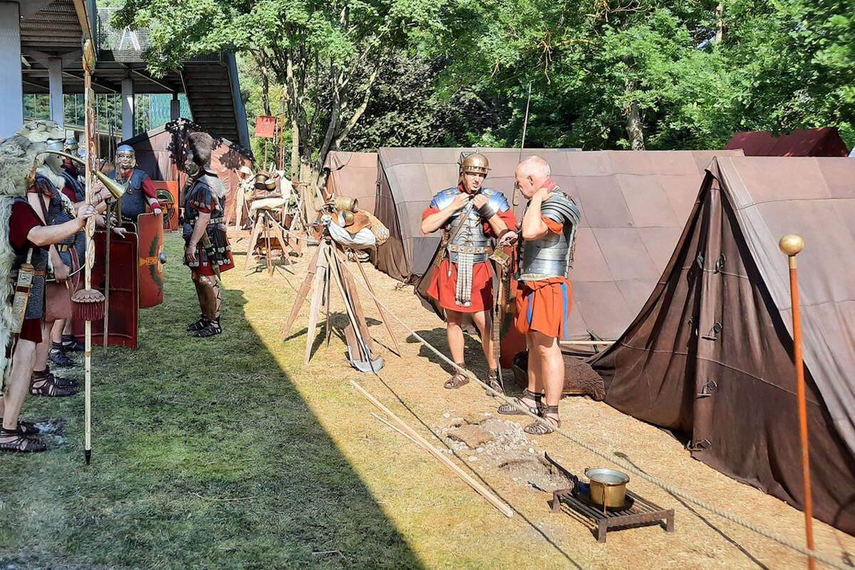 Rekonstruierte Lederzelte der I. Roemercohorte Opladen beim Kelten Römer Fest Manching 2023.